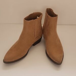 Women's western-style ankle boots size 8.